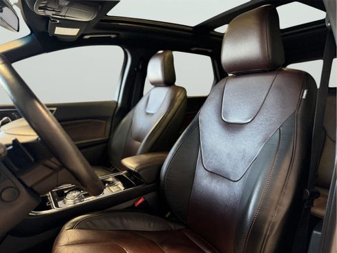 Used 2020 Ford Edge Titanium w/ Equipment Group 301A image 9