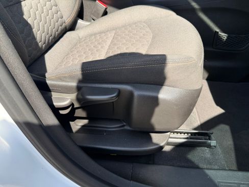 Used 2018 Chevrolet Equinox LT FWD image 30