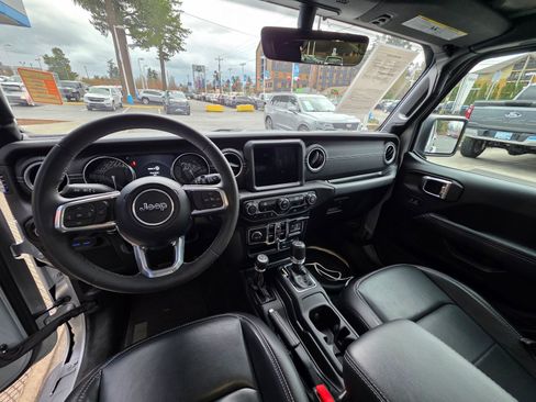 Used 2023 Jeep Wrangler Unlimited Sahara image 12