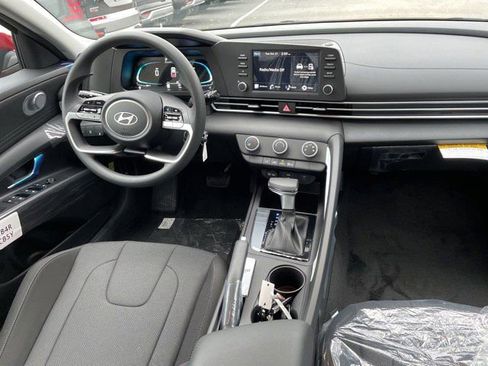New 2025 Hyundai Elantra SE image 7