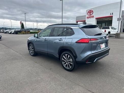 Used 2025 Toyota Corolla Cross XLE FWD image 7