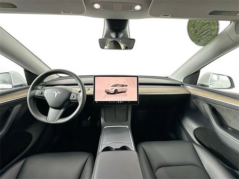 Used 2022 Tesla Model Y Long Range image 3