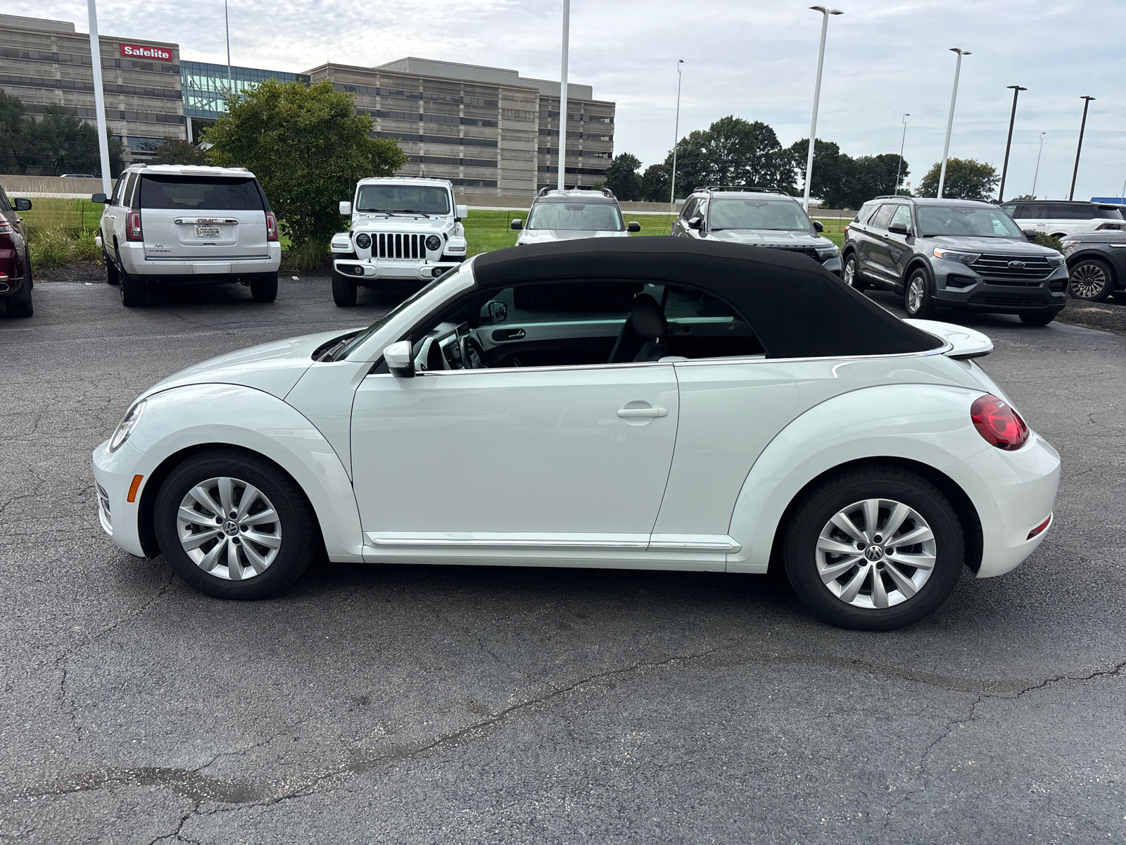 Used 2018 Volkswagen Beetle 2.0T S FWD image 4