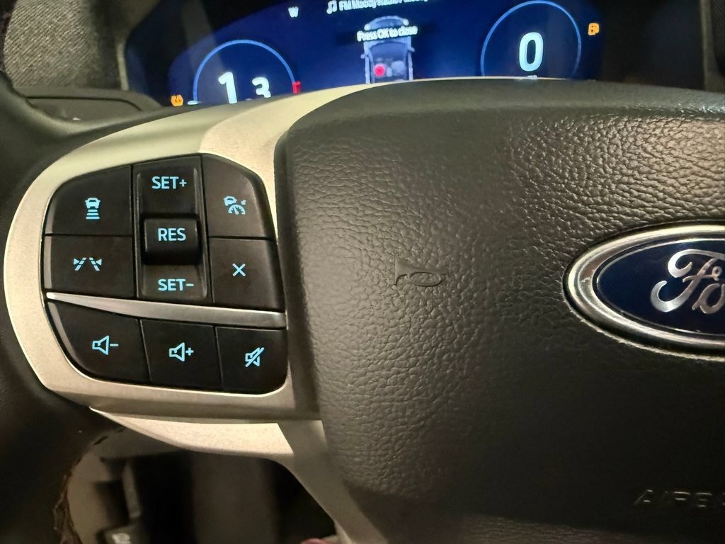 Used 2025 Ford Explorer Active AWD/4WD image 29