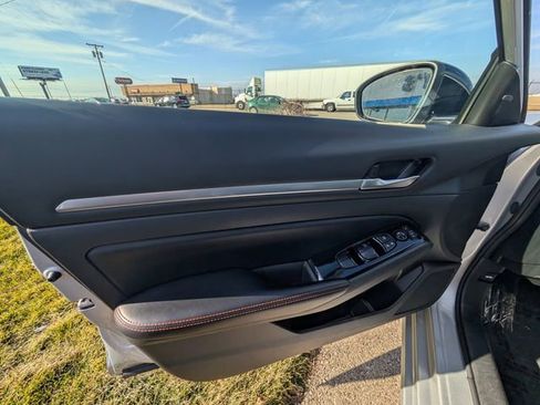 Used 2024 Nissan Altima 2.5 SR image 14