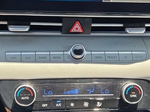 Used 2024 Hyundai Elantra Limited FWD image 20