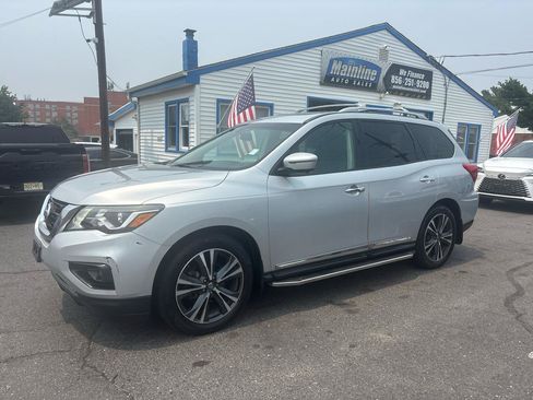 Used 2017 Nissan Pathfinder Platinum w/ Family Entertainment Package AWD/4WD image 3