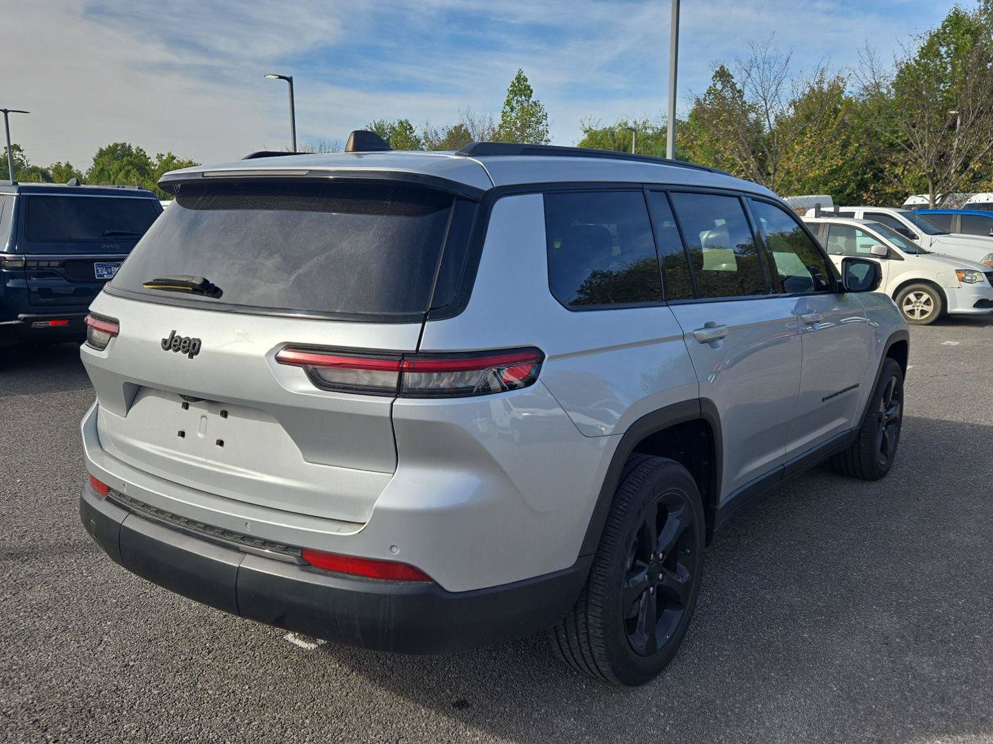 Used 2023 Jeep Grand Cherokee L Laredo RWD image 7
