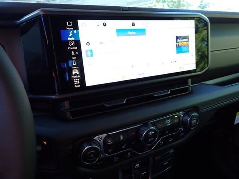 New 2025 Jeep Gladiator Sport image 18