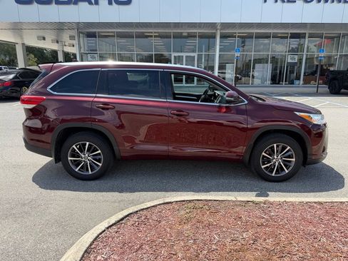Used 2018 Toyota Highlander XLE AWD/4WD image 2