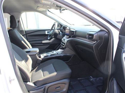 Used 2023 Ford Explorer XLT AWD/4WD image 12