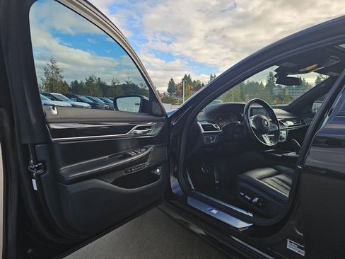 Used 2022 BMW 750i xDrive w/ M Sport Package image 22