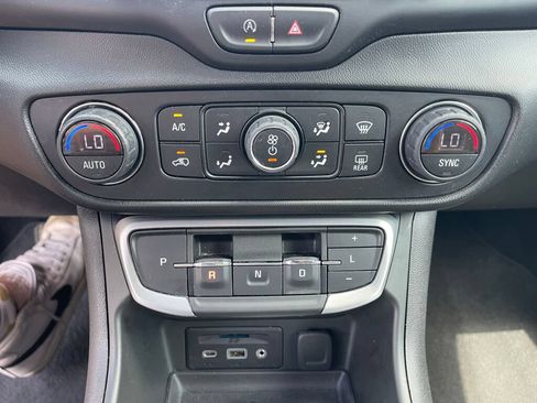 Used 2022 GMC Terrain SLT AWD/4WD image 12