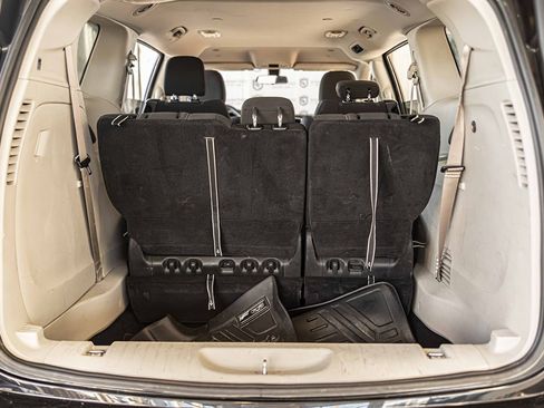 Used 2022 Chrysler Voyager LX image 17