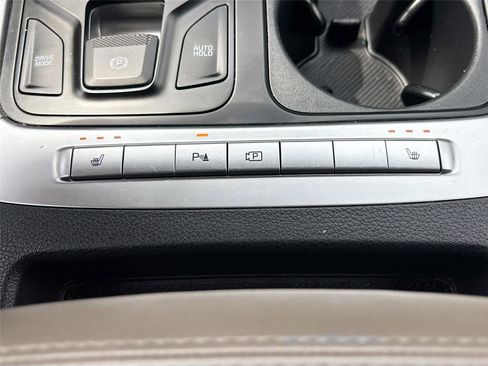 Used 2025 Kia Carnival FWD image 21