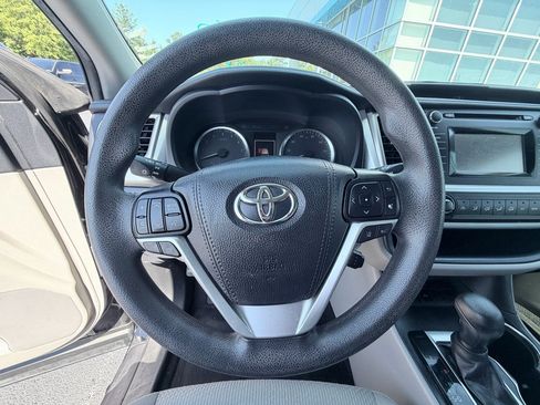 Used 2019 Toyota Highlander LE FWD image 12