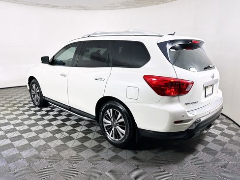 Used 2018 Nissan Pathfinder SV image 5