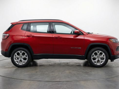 Used 2025 Jeep Compass Latitude image 11