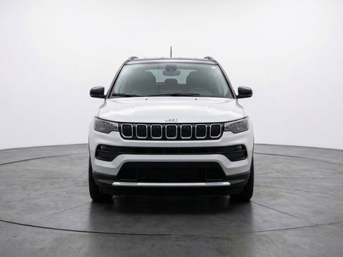 Used 2025 Jeep Compass Limited AWD/4WD image 2