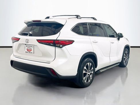Used 2023 Toyota Highlander XLE FWD image 4