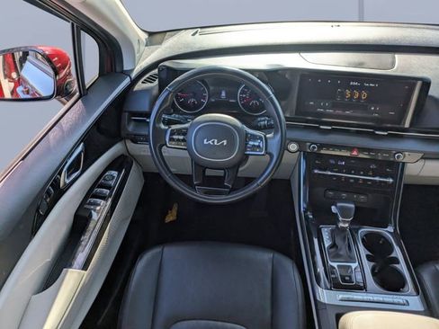 Used 2022 Kia Carnival EX image 19