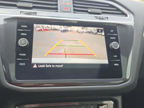Used 2021 Volkswagen Tiguan SE image 22