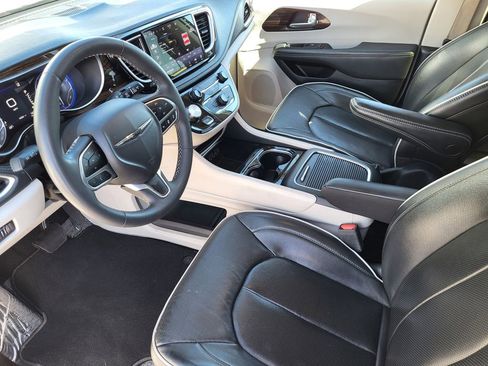 Used 2023 Chrysler Pacifica Limited image 10