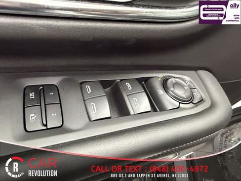 Used 2024 GMC Yukon XL SLT image 35