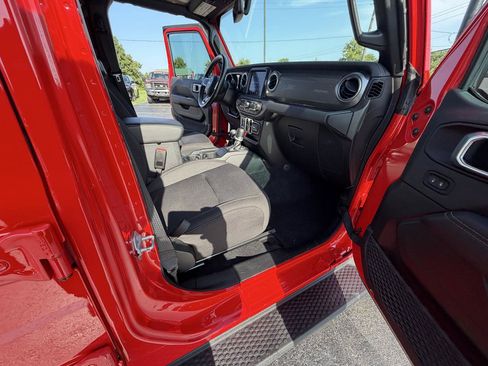 Used 2022 Jeep Wrangler Unlimited Sahara AWD/4WD image 43