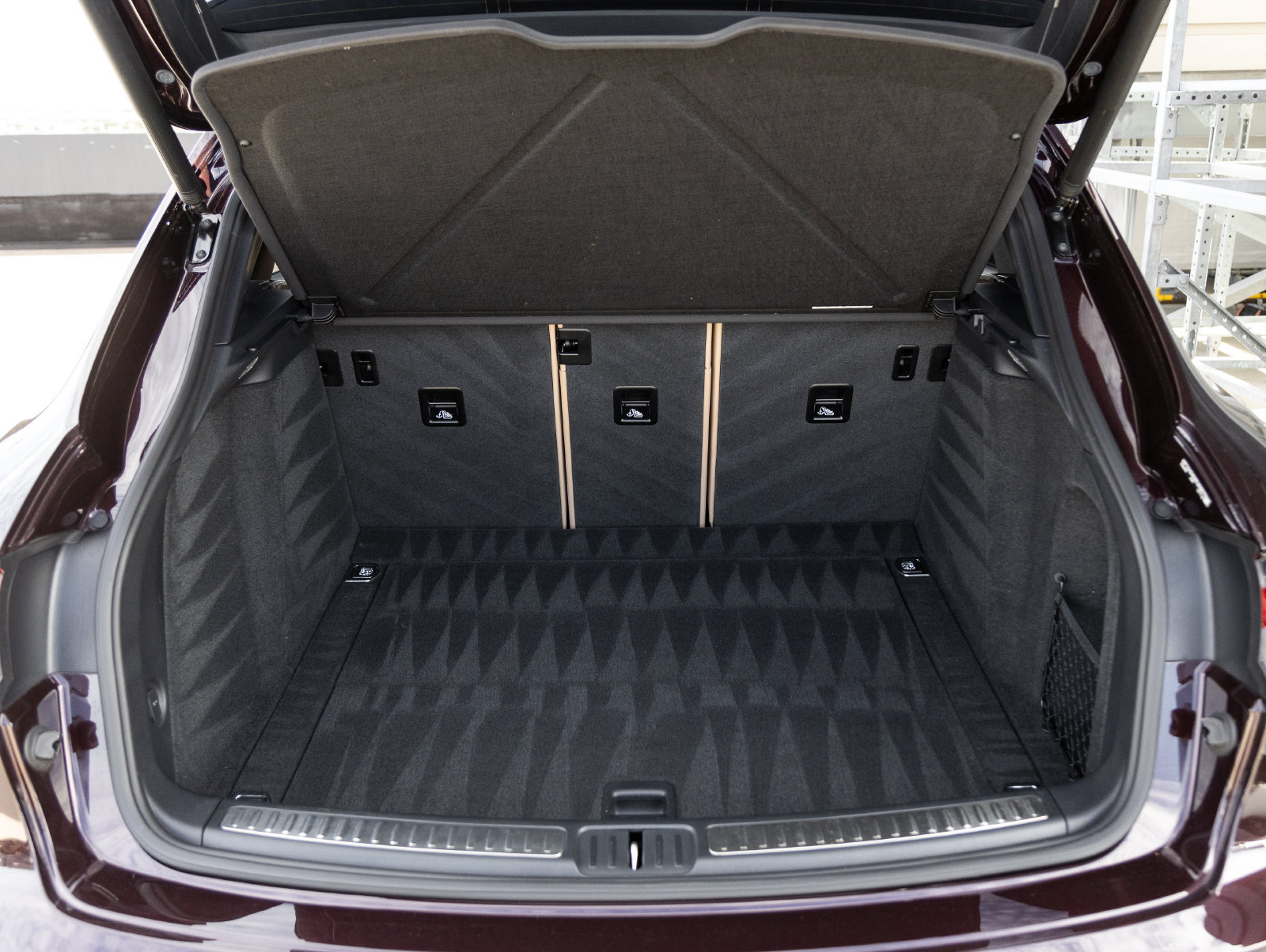 Certified 2024 Porsche Macan AWD/4WD image 30