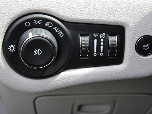 Used 2020 Jeep Cherokee Limited image 30