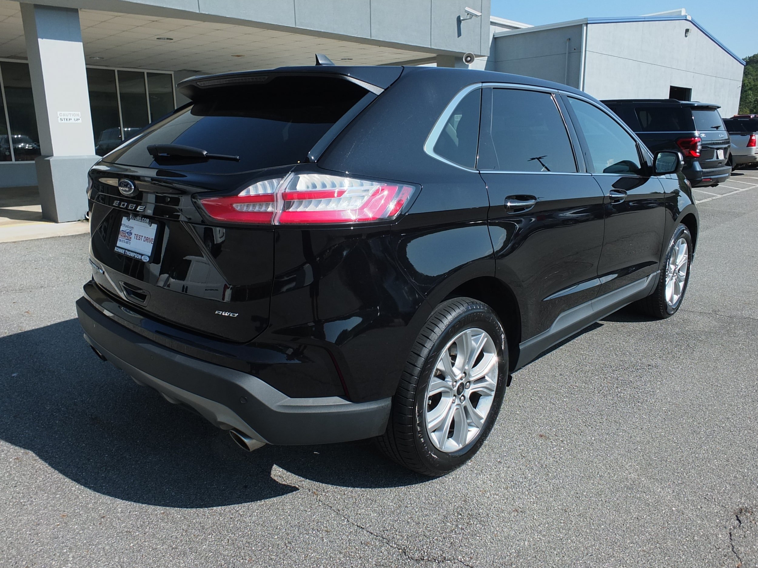 Used 2024 Ford Edge Titanium AWD/4WD image 3