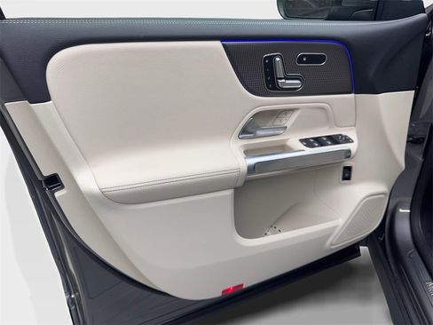 Used 2023 Mercedes-Benz EQB 300 4MATIC image 30