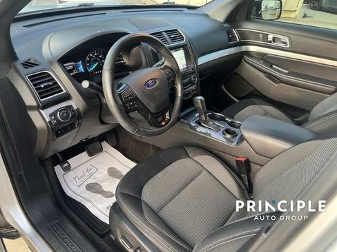 Used 2017 Ford Explorer XLT w/ Equipment Group 201A FWD image 13