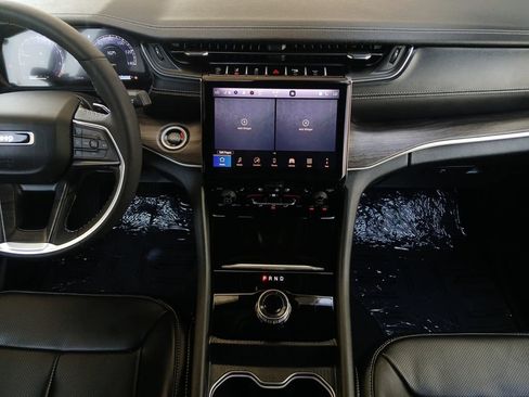 Used 2025 Jeep Grand Cherokee Limited w/ Luxury Tech Group II RWD image 3