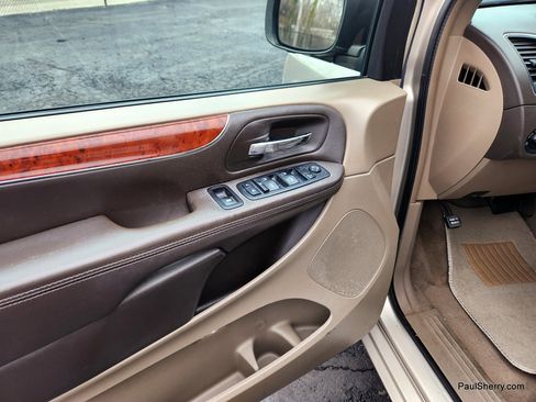 Used 2014 Chrysler Town & Country Touring image 25