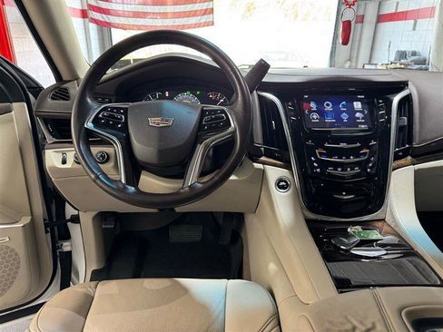Used 2016 Cadillac Escalade Luxury AWD/4WD image 16