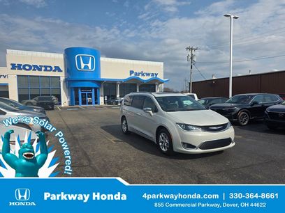 Used 2017 Chrysler Pacifica Limited w/ UConnect Theater Package