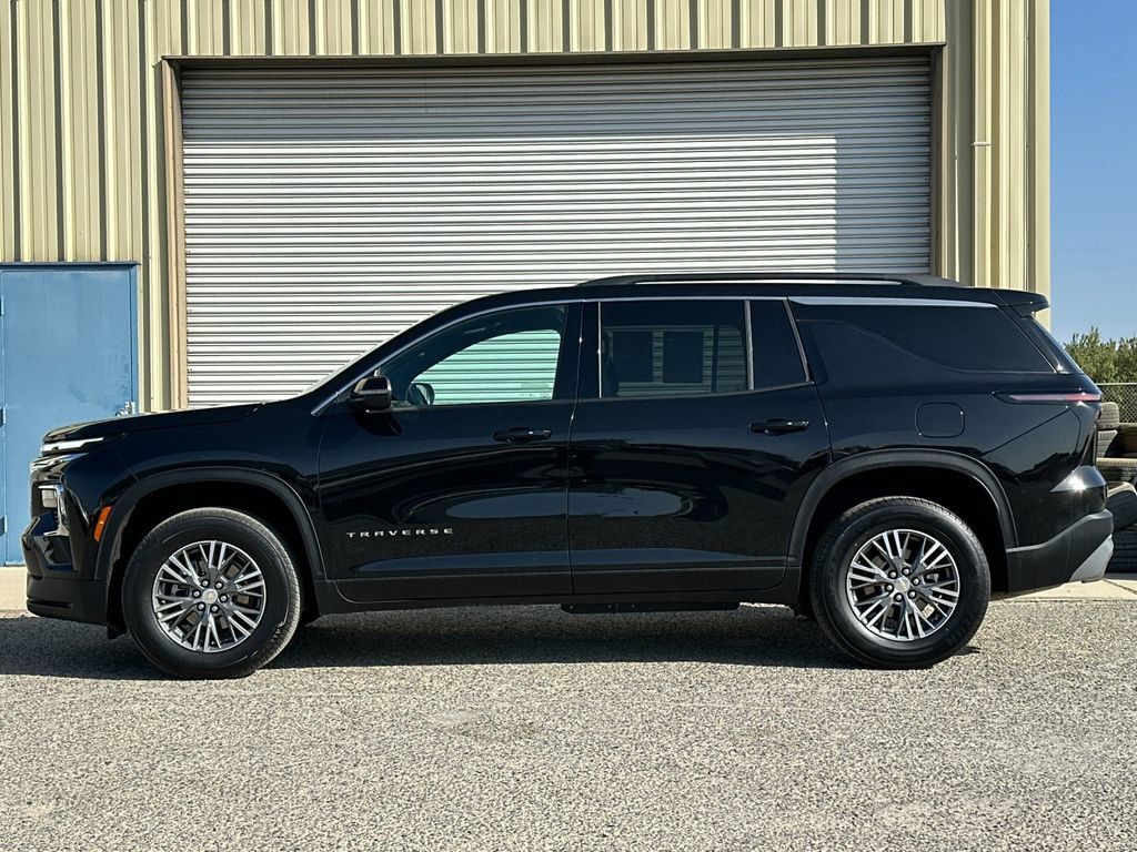 Used 2025 Chevrolet Traverse LT FWD image 7