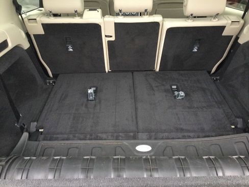 Used 2018 Land Rover Discovery SE image 19