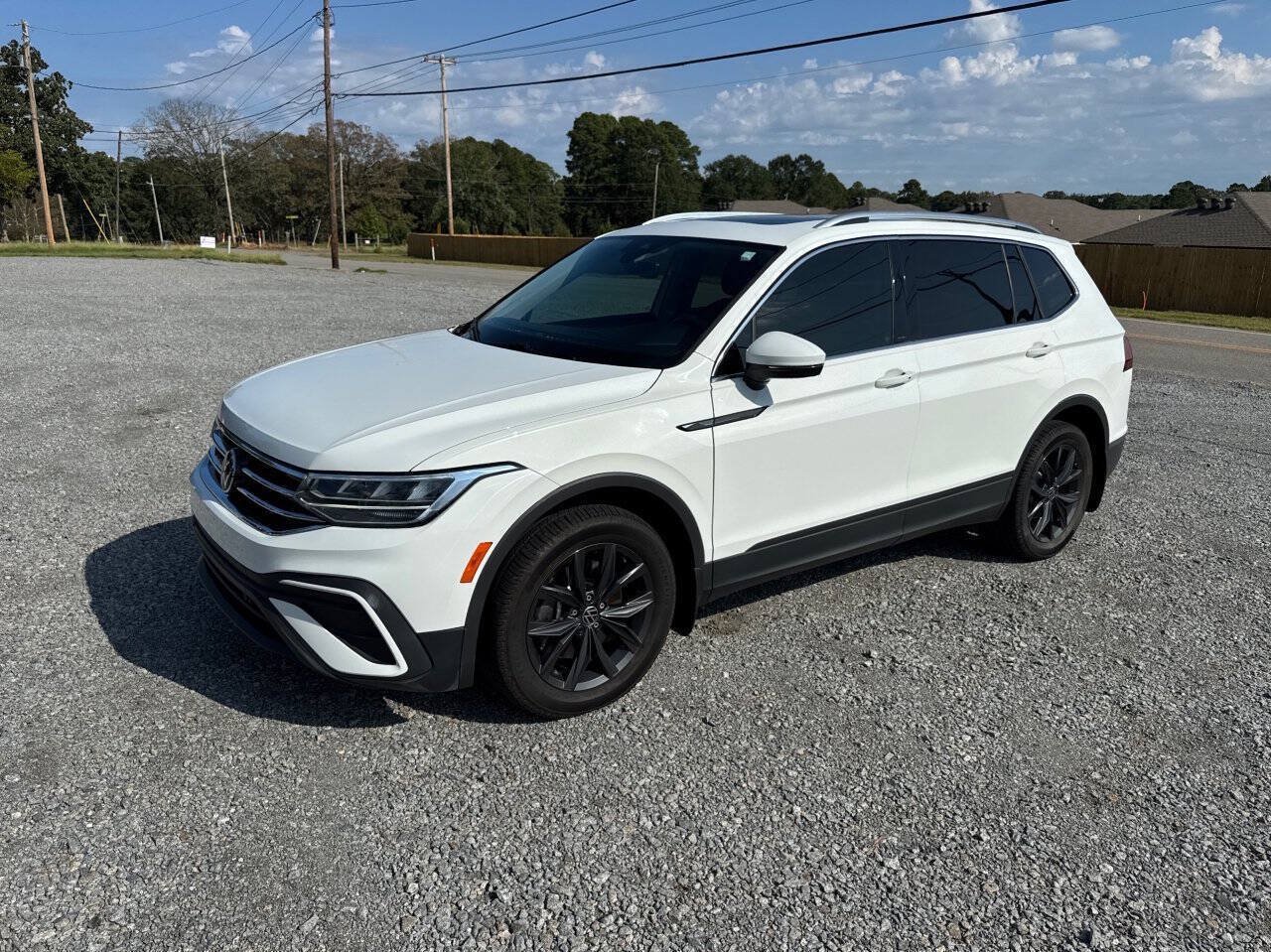 Used 2024 Volkswagen Tiguan SE w/ Panoramic Sunroof Package FWD image 3
