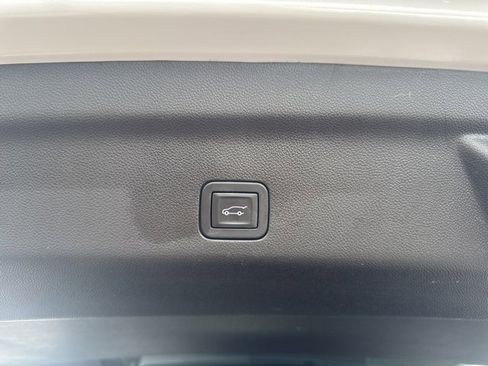 Used 2025 GMC Yukon Denali image 6