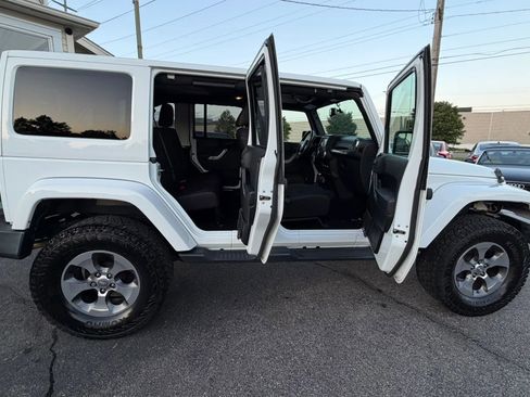 Used 2017 Jeep Wrangler Unlimited Sahara w/ Connectivity Group AWD/4WD image 25