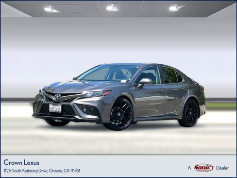 Used 2022 Toyota Camry SE FWD image 1