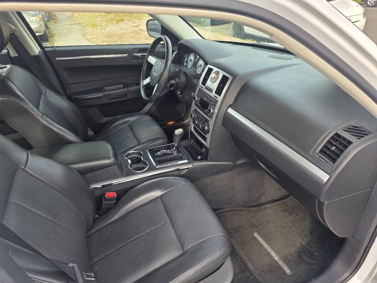 Used 2010 Chrysler 300 Touring RWD image 18