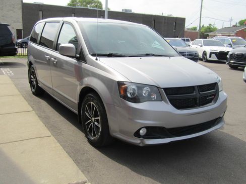 Used 2018 Dodge Grand Caravan SE FWD image 4