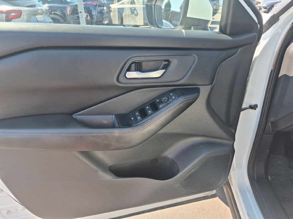 Certified 2025 Nissan Rogue SV FWD image 12