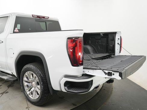 Used 2022 GMC Sierra 1500 Denali w/ Technology Package AWD/4WD image 9