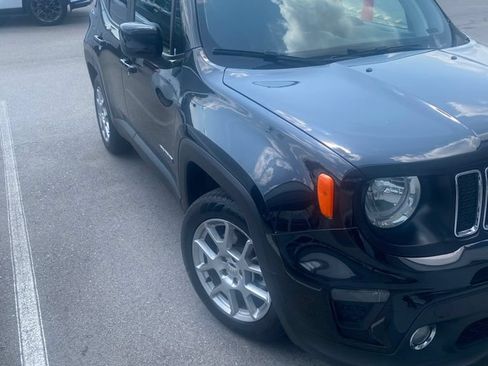 Used 2021 Jeep Renegade Latitude w/ Sun & Sound Group FWD image 2