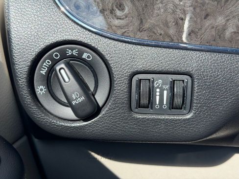 Used 2015 Chrysler Town & Country Touring FWD image 12